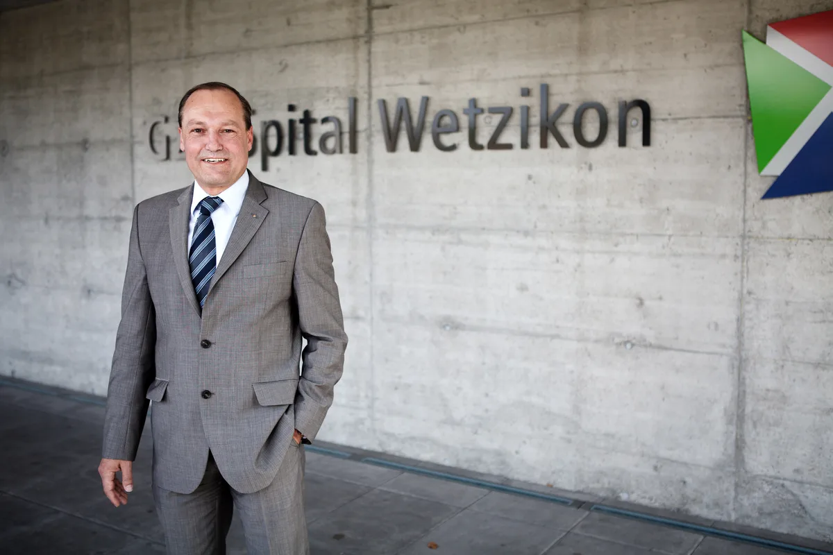 Jörg Kündig vor dem Spital Wetzikon.